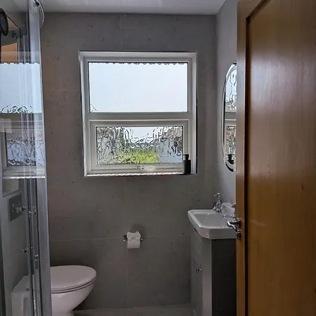 Modern Stylish 3-bed Sleeps 6 *